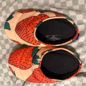 BAGGU strawberry print slippers
